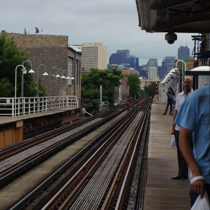 El tracks leading to city